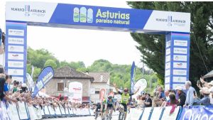 Gabriel Layrac, ganador de la primera etapa y primer líder de la Vuelta a Asturias: 