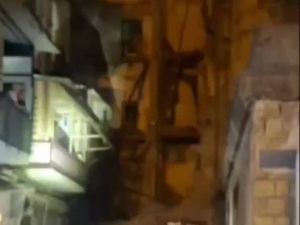 Crolla palazzo disabitato, si cerca tra macerie