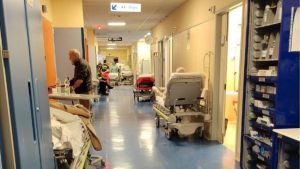 Sviene al pronto soccorso: nessuna barella