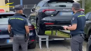 Truffa delle auto di lusso: comprate per finta e portate all’estero: smantellata banda tra Italia e Polonia