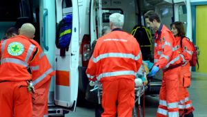 San Genesio, si lancia dal balcone per sfuggire alla compagna violenta che stava per strangolarla col guinzaglio del cane