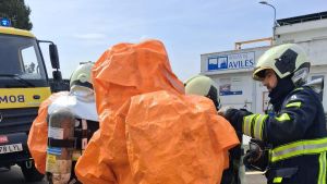 Un golpe de una bombona provoca un escape químico en los depósitos de agua de Avilés: así fue el singular simulacro de emergencias vivido en La Lleda