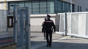 Commando in azione a San Donato: furgoni e chiodi per sbarrare le strade, assalto da film alla Fontana Pelletterie