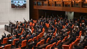 Yorgun ülkemin insanları… Elinde hediye, yolu Ankara!