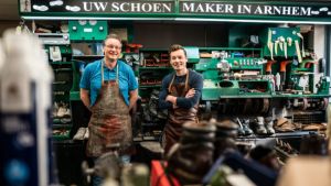 In de schoenmakerij van Jürgen en Lars mag ambacht weer tijd kosten. ‘Een nieuw hakje kan altijd’