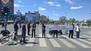 Blokada glavnih raskrsnica u gradu: Novosađani odali poštu stradalima pod nadstrešnicom