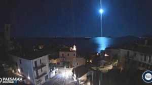 Un bolide nella notte, lo spettacolo della meteora che illumina a giorno il cielo del golfo