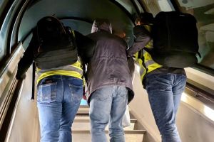 EU onderhandelt met Taliban over terugkeer Afghanen. ‘Voor deportatie wordt de rode loper uitgerold’