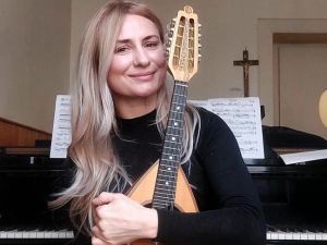 «Io, ucraina fuggita dalla guerra. Ora voglio insegnare il mandolino ai napoletani»