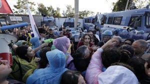 Protesta contro la remigrazione: getti d'acqua contro la polizia e tensione al corteo