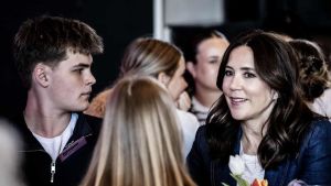 Se billederne fra Marys besøg i Vejle: Samtaler, trommeshow og royale vink