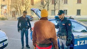 Anziano aggredito senza che nessuno muova un dito, autista del bus accosta e prende per il collo l’assalitore