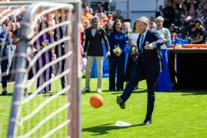 Koekhappen en rondsnuffelen op een vrijmarkt. Wat zeggen de Koningsdagtradities over ons?