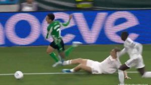 A Huijsen le queda grande el disfraz de villano y a Arbeloa le aprieta el chándal de entrenador