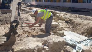 Funzionari al lavoro con pala e piccone. L’attenzione torna tutta sulla basilica