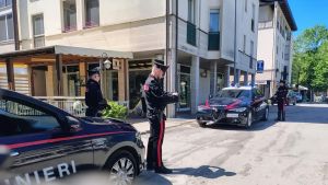 Tentato omicidio a Savignano, botte con una mazza e coltellate dopo la lite: 2 fermati