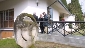 Influencer esalta Maniero sui social, le riprese choc dall’ex villa del boss