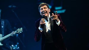C’era un ragazzo, concerto show di Gianni Morandi: “Ho iniziato a cantarla 60 anni fa, è ancora attuale”