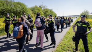 Klimaatdemonstranten XR proberen A12 te betreden bij De Meern