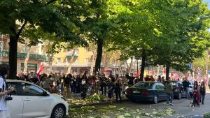 In 6mila in corteo: lancio di verdura davanti alla sede FdI