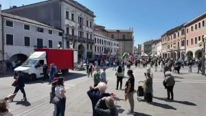 Famiglie e attivisti riempiono il centro di Mestre: le immagini della festa del 25 aprile