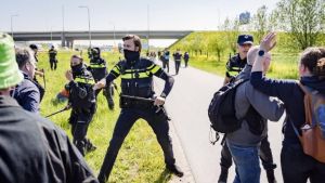 Politie begint ontruiming van door klimaatactivisten bezette A12