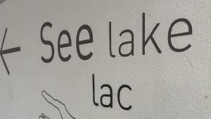 Achtung, Reisende! In der Bahnhofsunterführung wartet jetzt eine Französischlektion