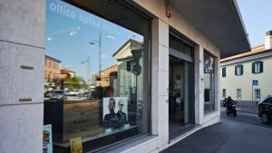 Rubano occhiali griffati nel negozio: il negoziante lo riconosce dal cappello, ladro inchiodato dai video