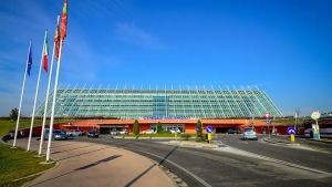 Travolta da un’auto mentre attraversa la strada a Mestre: è grave