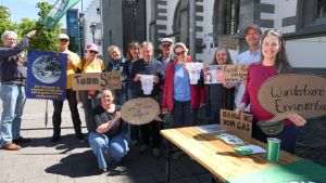 Erneuerbare Energien verteidigen: People for Future protestieren auf dem Marktplatz