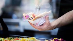 Klosterschwester isst mit 92 ersten Döner und geht viral