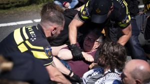 Politie houdt ruim 200 demonstranten aan na XR-blokkade A12