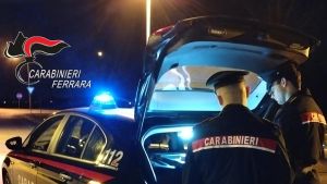 Notte di follia in piazza Aldo Moro. Semina il panico e viene preso