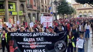 Pinchazo en la manifestación en Oviedo de los autónomos, que vuelven a exigir menos cargas: 