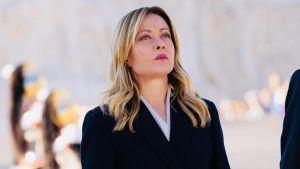 Meloni celebra la Liberazione e condanna le aggressioni: “Difensori della libertà? Abbiamo un problema”. Mattarella: sempre Resistenza