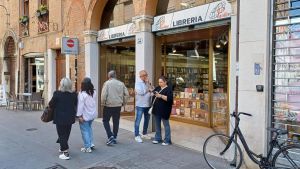 Furto dalle suore Paoline, ladri in azione in libreria: “Spariti i soldi dalla cassa, razziano anche i breviari”