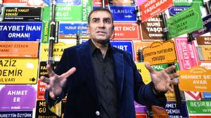 Güneşten kelime yontan bir sanatçı için sözlük