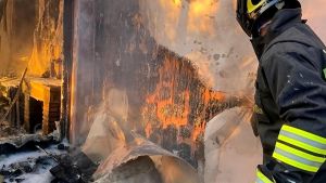Casa in fiamme, incendio partito dall’auto in garage