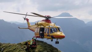 Cadute e morsi di vipera fra laghi e sentieri di montagna del Lecchese: in meno di mezz’ora quattro elicotteri del 118 in volo