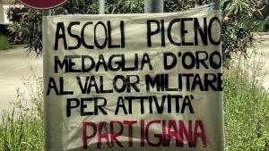 Le scritte di protesta nella notte