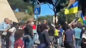 Strappate le bandiere ucraine al corteo del 25 aprile a Roma