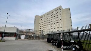 Rapine in casa, le vittime legate e minacciate con il coltello: bandito in carcere