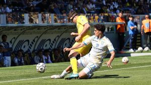 La Carrarese raggiunge la matematica salvezza. Azzurri troppo sfortunati contro il Frosinone