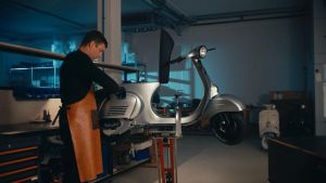 La rivoluzione di Alex, la Vespa si ricarica e riparte: “L’elettrico sulle moto d’epoca”