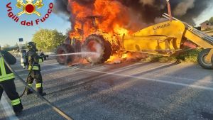 Lodi, trattore prende fuoco sulla provinciale 23: il conducente scende in tempo e si salva
