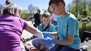 Ob nach Sturz oder bei Reanimation: Junge Retter leisten in jeder Situation routiniert Erste Hilfe