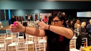 Spray antiaggressione: l'istruttore spiega come usarlo correttamente