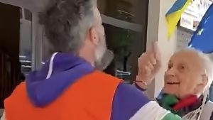 Tino Ferrari, il prof di 81 anni cacciato dal corteo con la bandiera dell’Ucraina: “Bloccato con l’ordine di farla sparire, brutta sensazione