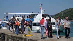 Castello di Miramare preso d’assalto dai turisti: con il parcheggio chiuso per un mese, l'unica via è il mare