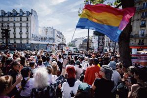 « Si on ne riposte pas maintenant, on risque de perdre nos droits à l’avenir » : à Paris, la communauté LGBTQIA + se mobilise contre les discours réactionnaires